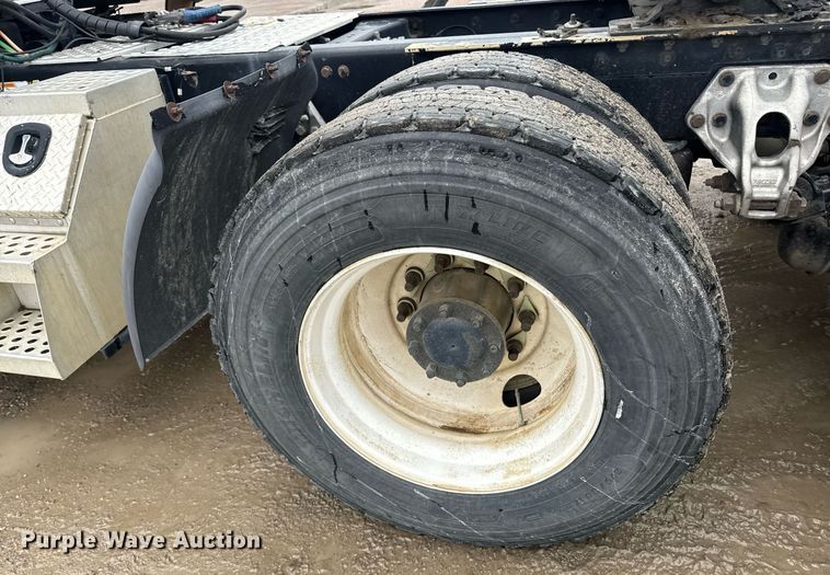 image for item DW1957 2013 Kenworth T800 semi truck