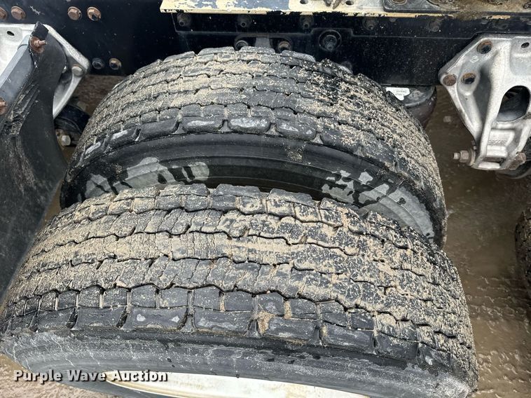 image for item DW1957 2013 Kenworth T800 semi truck