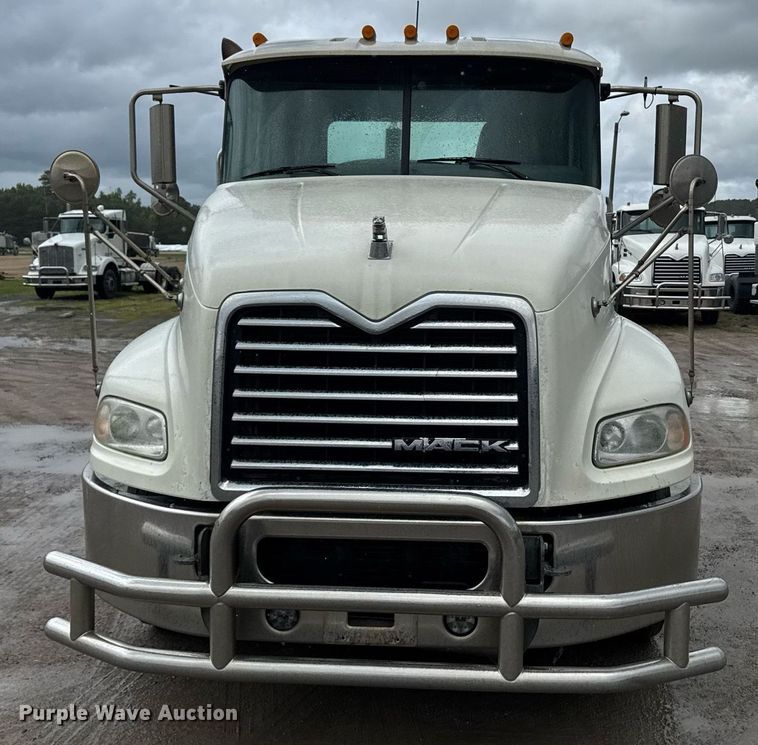 image for item DW1958 2015 Mack CXU613 semi truck