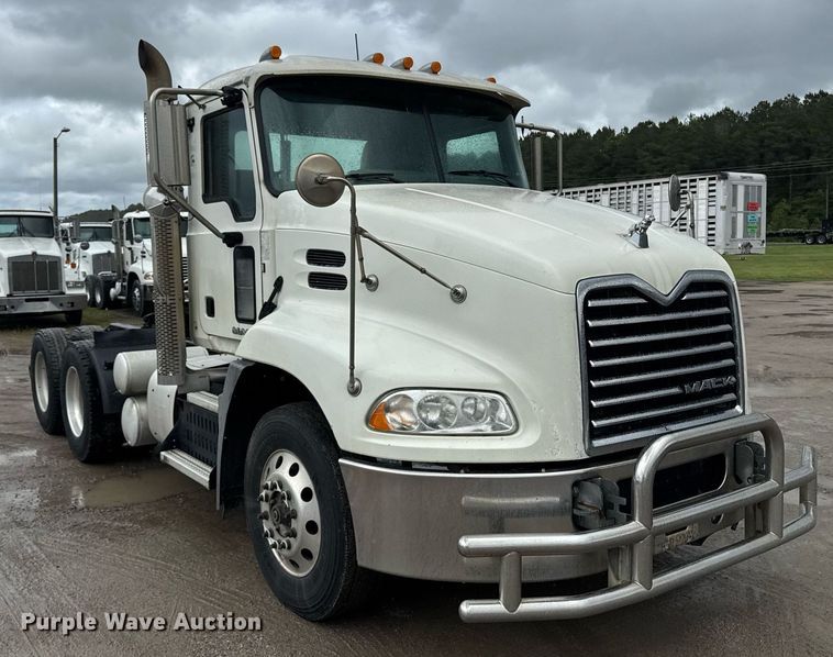 image for item DW1958 2015 Mack CXU613 semi truck