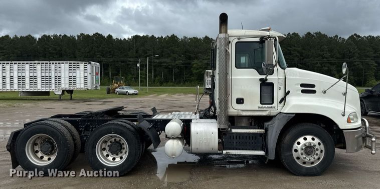 image for item DW1958 2015 Mack CXU613 semi truck