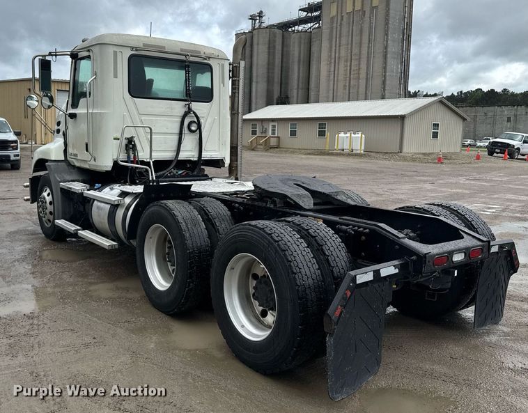 image for item DW1958 2015 Mack CXU613 semi truck