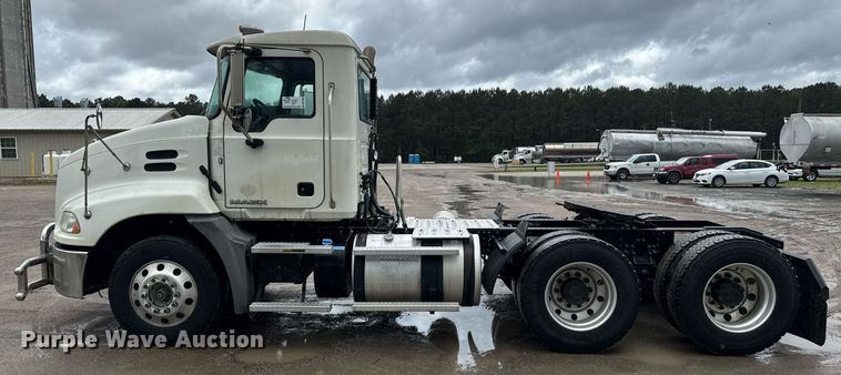 image for item DW1958 2015 Mack CXU613 semi truck