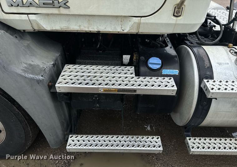 image for item DW1958 2015 Mack CXU613 semi truck