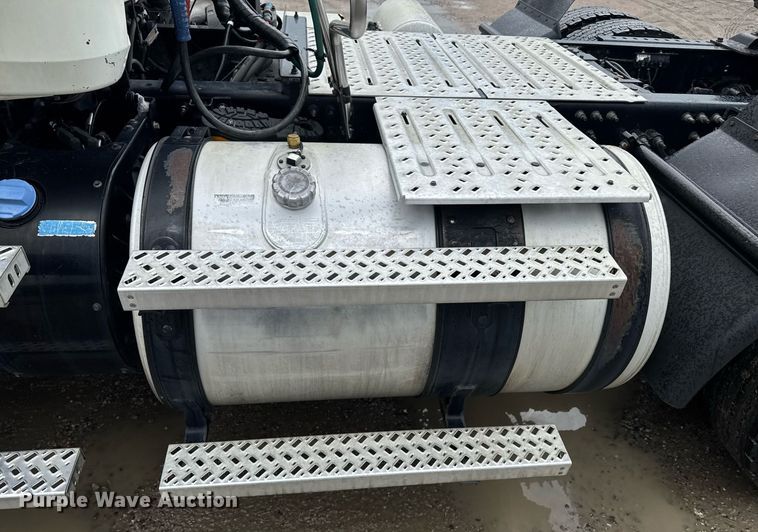 image for item DW1958 2015 Mack CXU613 semi truck