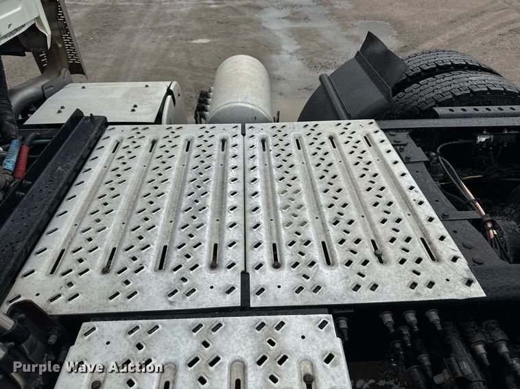 image for item DW1958 2015 Mack CXU613 semi truck