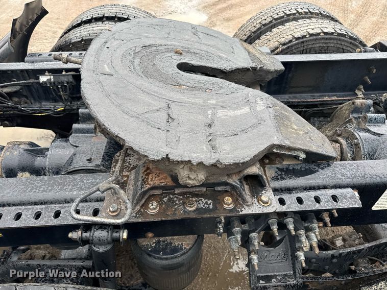 image for item DW1958 2015 Mack CXU613 semi truck