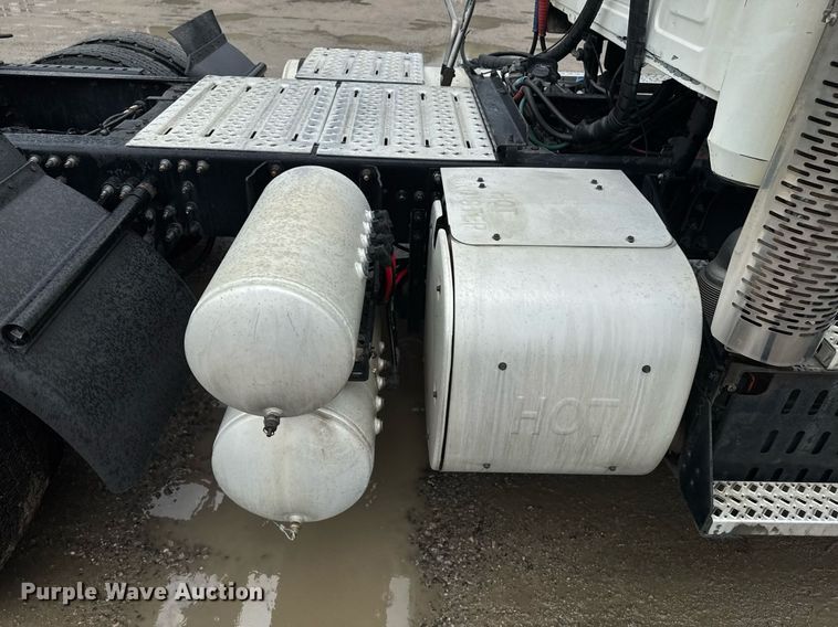 image for item DW1958 2015 Mack CXU613 semi truck