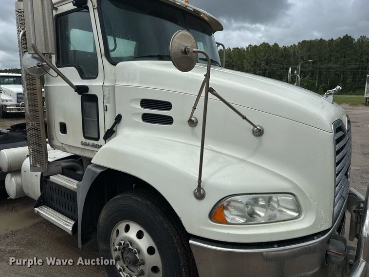 image for item DW1958 2015 Mack CXU613 semi truck
