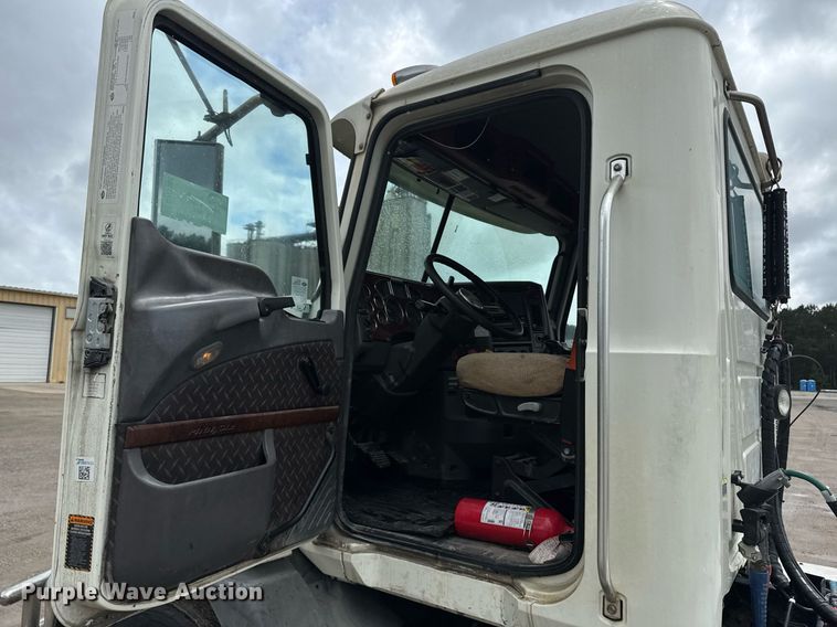 image for item DW1958 2015 Mack CXU613 semi truck