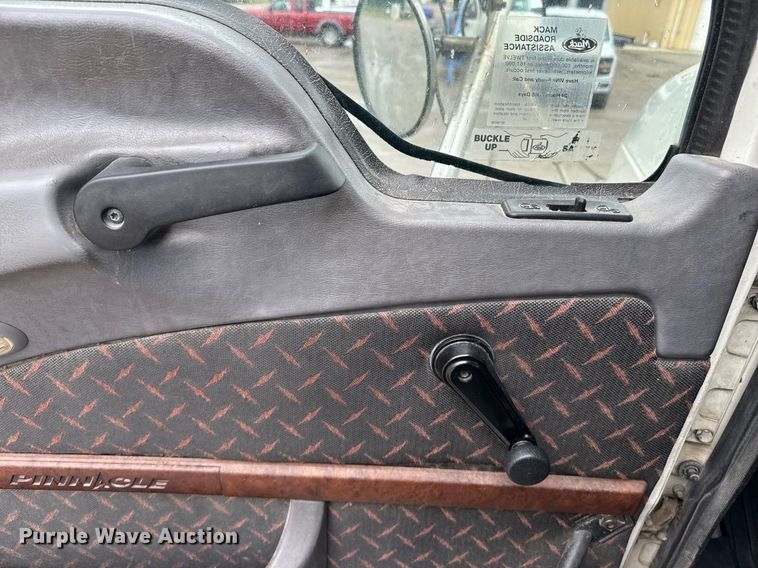 image for item DW1958 2015 Mack CXU613 semi truck