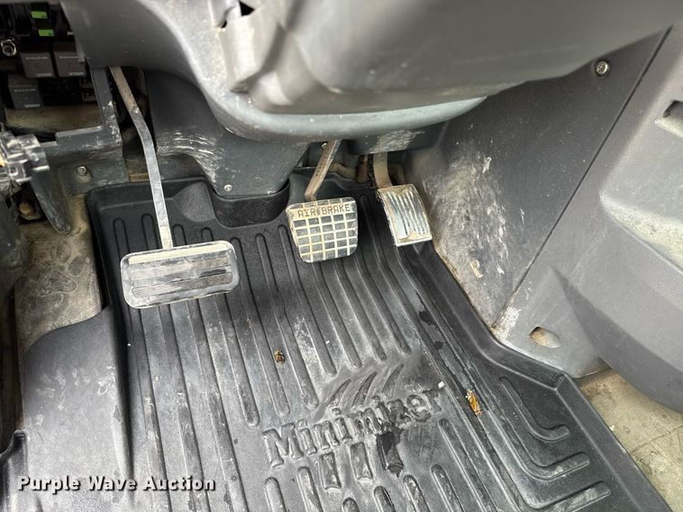 image for item DW1958 2015 Mack CXU613 semi truck