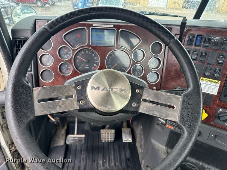 image for item DW1958 2015 Mack CXU613 semi truck