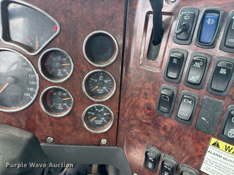 image for item DW1958 2015 Mack CXU613 semi truck