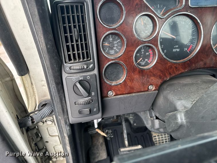 image for item DW1958 2015 Mack CXU613 semi truck