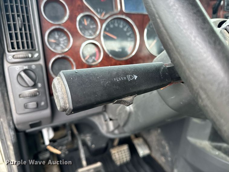 image for item DW1958 2015 Mack CXU613 semi truck