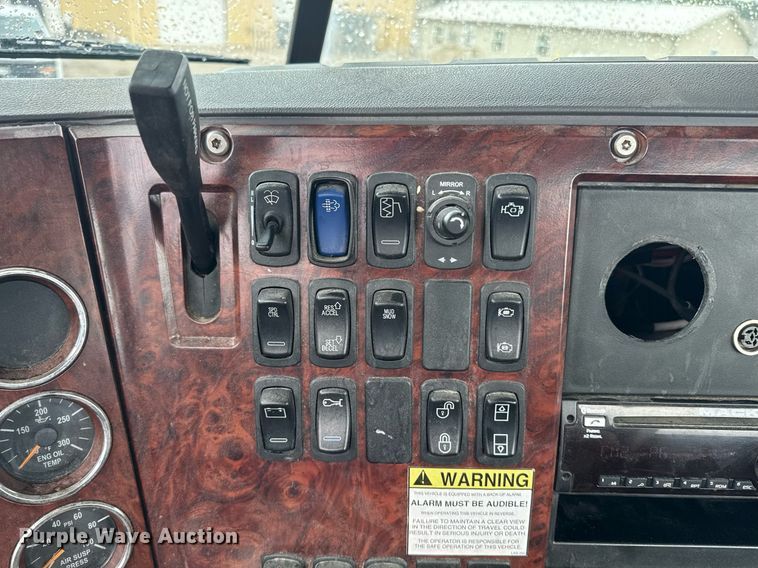 image for item DW1958 2015 Mack CXU613 semi truck