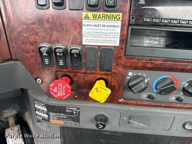 image for item DW1958 2015 Mack CXU613 semi truck