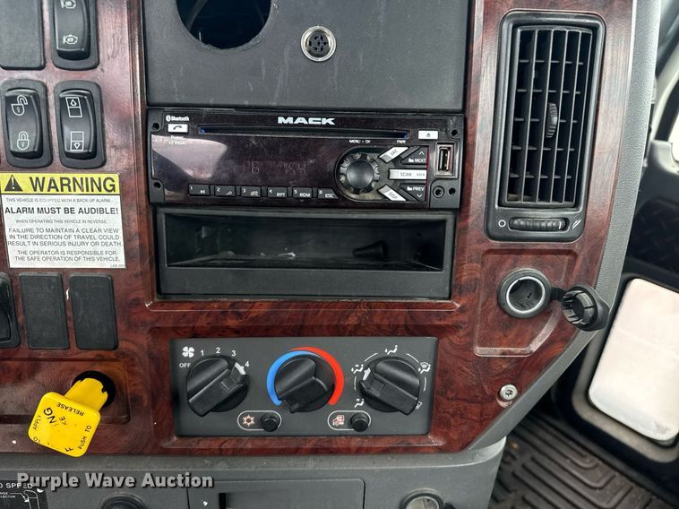 image for item DW1958 2015 Mack CXU613 semi truck