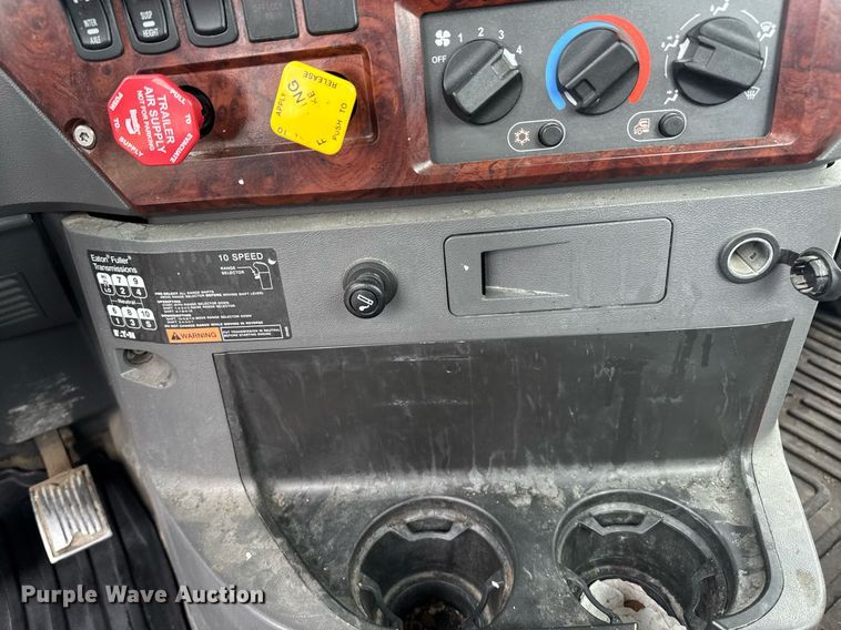 image for item DW1958 2015 Mack CXU613 semi truck