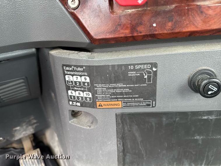 image for item DW1958 2015 Mack CXU613 semi truck