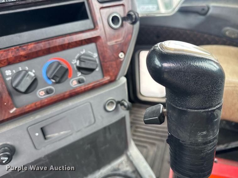 image for item DW1958 2015 Mack CXU613 semi truck