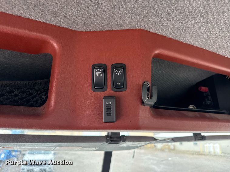 image for item DW1958 2015 Mack CXU613 semi truck