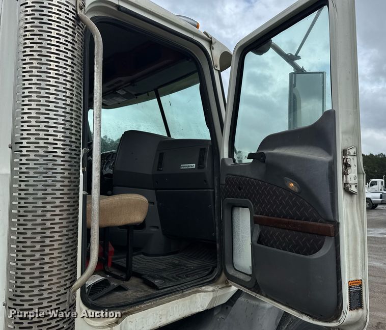 image for item DW1958 2015 Mack CXU613 semi truck