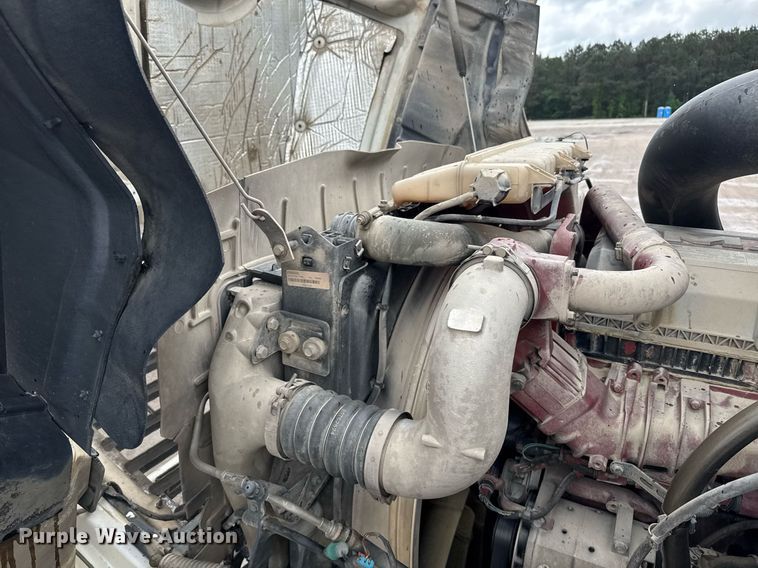 image for item DW1958 2015 Mack CXU613 semi truck