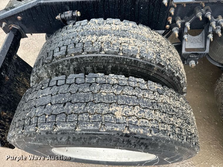 image for item DW1958 2015 Mack CXU613 semi truck