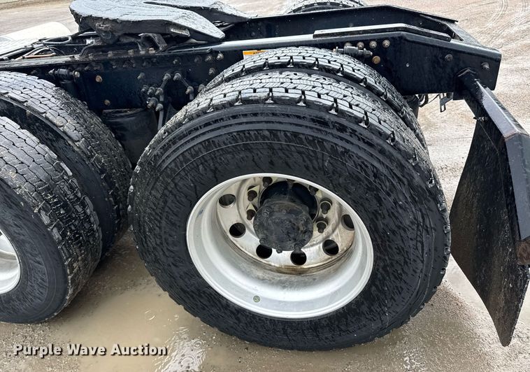 image for item DW1958 2015 Mack CXU613 semi truck