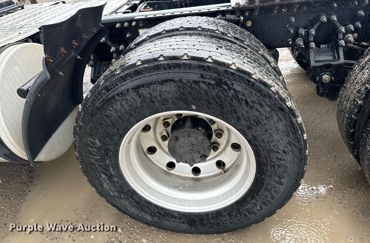 image for item DW1958 2015 Mack CXU613 semi truck