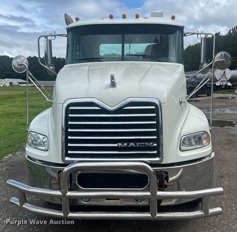 image for item DW1961 2018 Mack CXU613 semi truck