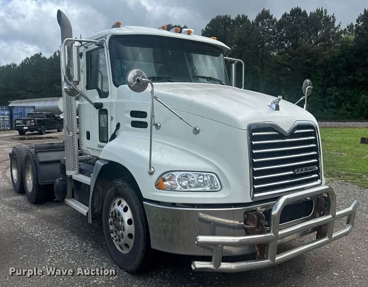image for item DW1961 2018 Mack CXU613 semi truck