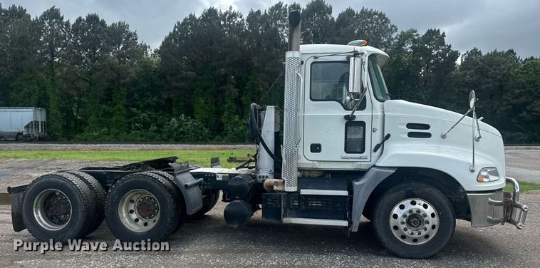 image for item DW1961 2018 Mack CXU613 semi truck