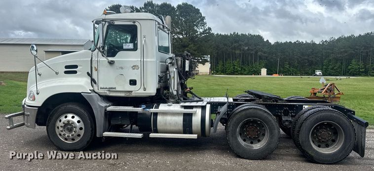 image for item DW1961 2018 Mack CXU613 semi truck