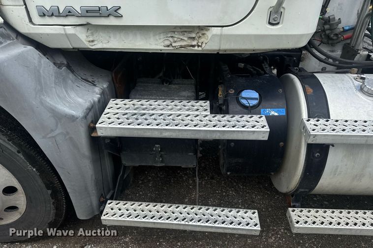 image for item DW1961 2018 Mack CXU613 semi truck