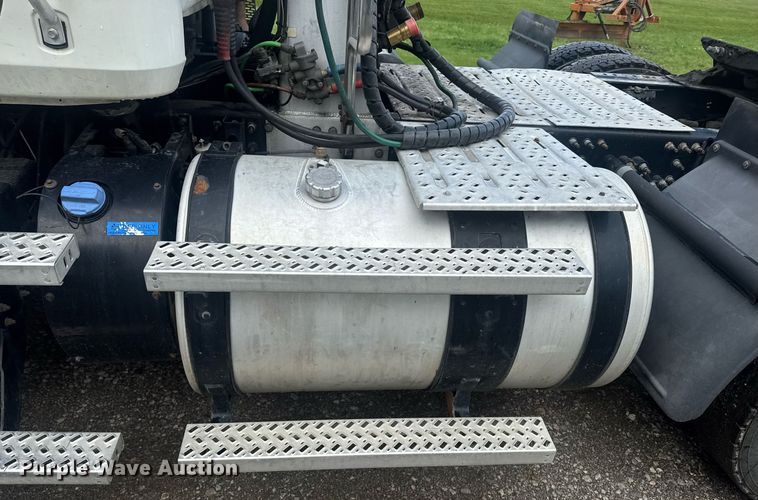 image for item DW1961 2018 Mack CXU613 semi truck