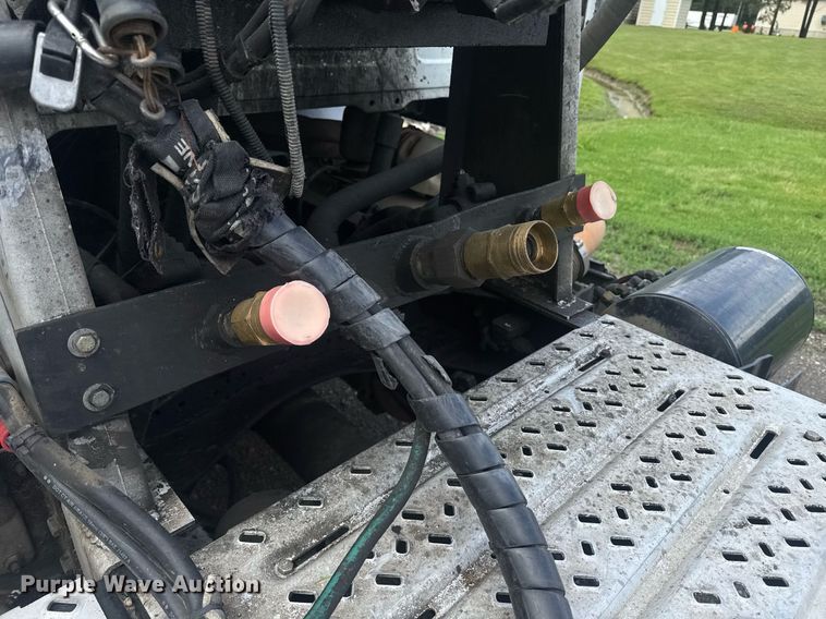 image for item DW1961 2018 Mack CXU613 semi truck