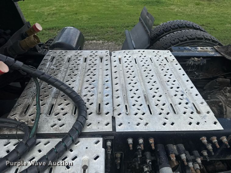 image for item DW1961 2018 Mack CXU613 semi truck