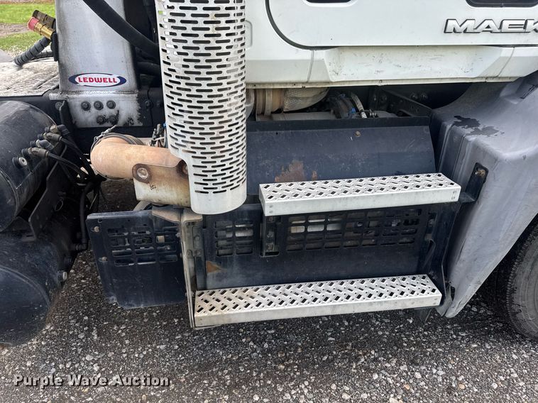 image for item DW1961 2018 Mack CXU613 semi truck