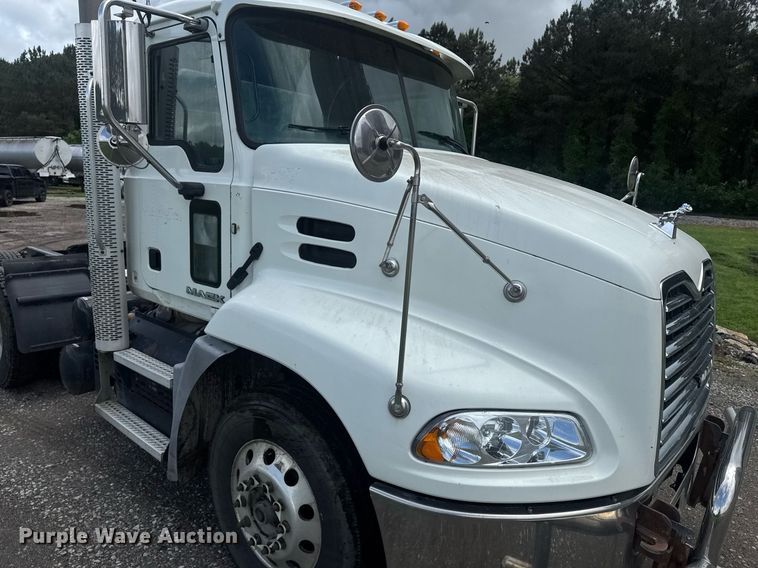 image for item DW1961 2018 Mack CXU613 semi truck