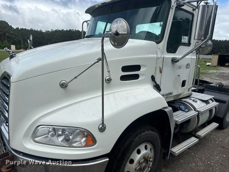 image for item DW1961 2018 Mack CXU613 semi truck