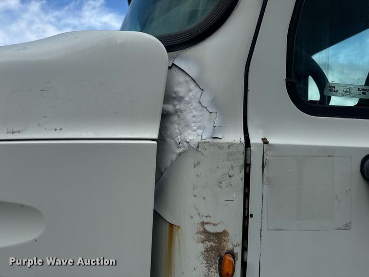 image for item DW1961 2018 Mack CXU613 semi truck