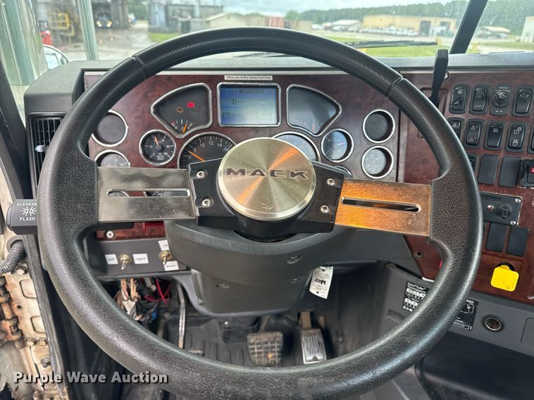 image for item DW1961 2018 Mack CXU613 semi truck