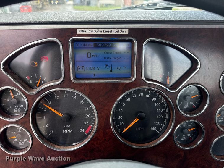 image for item DW1961 2018 Mack CXU613 semi truck