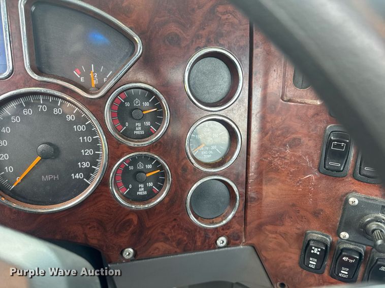 image for item DW1961 2018 Mack CXU613 semi truck