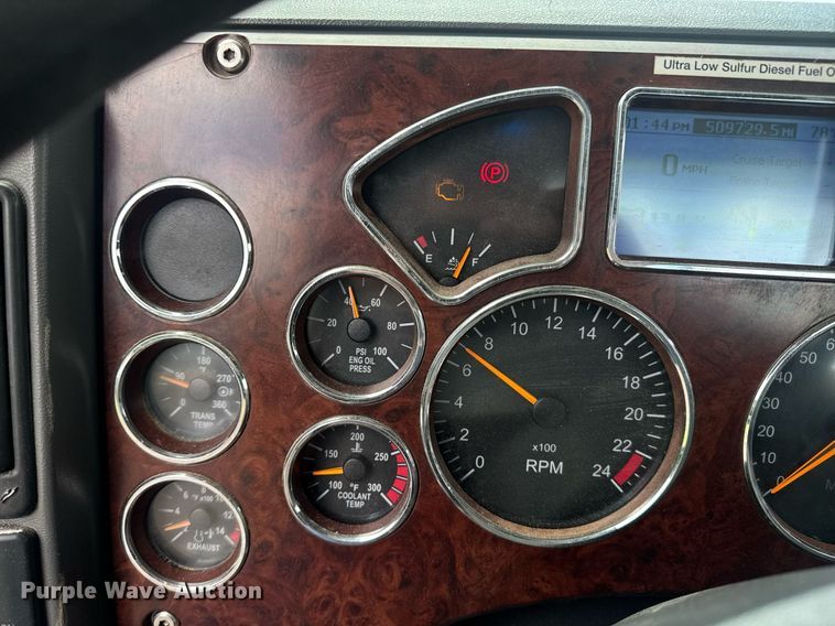 image for item DW1961 2018 Mack CXU613 semi truck