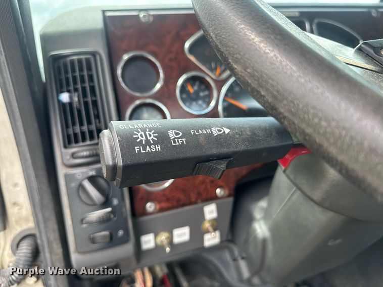 image for item DW1961 2018 Mack CXU613 semi truck