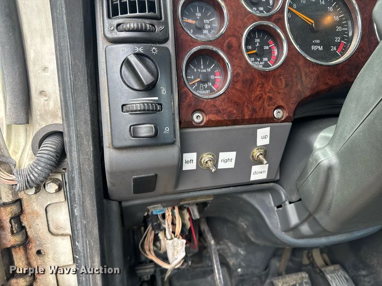 image for item DW1961 2018 Mack CXU613 semi truck